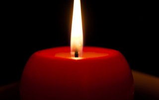Ett stearinljus i mörkret